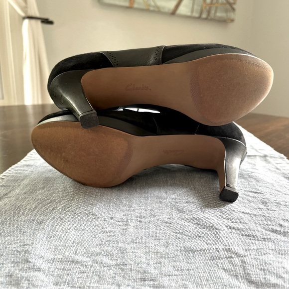 🥰 Clarks Artisan boot heels, size 7, lace up, black suede - EUC and cute on! - Picture 5 of 5